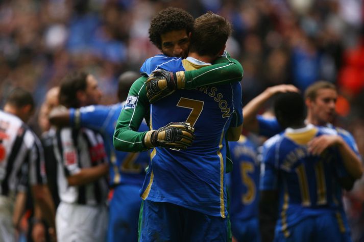 David James fagnar hér bikarsigri Portsmouth með Hermanni Hreiðarssyni vorið 2008.
