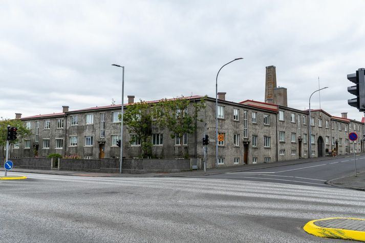 Atvikið sem málið varðar átti sér stað á gatnamótum Hofsvallagötu og Hringbrautar.