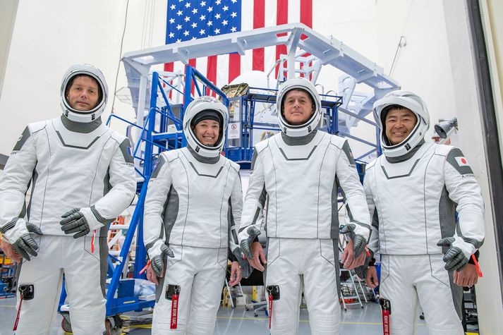Hér má sjá þau Thomas Pesquet, Megan McArthur, Shane Kimbrough og Akihiko Hoshide í búningum SpaceX, sem þau munu klæðast við geimskotið á fimmtudaginn.