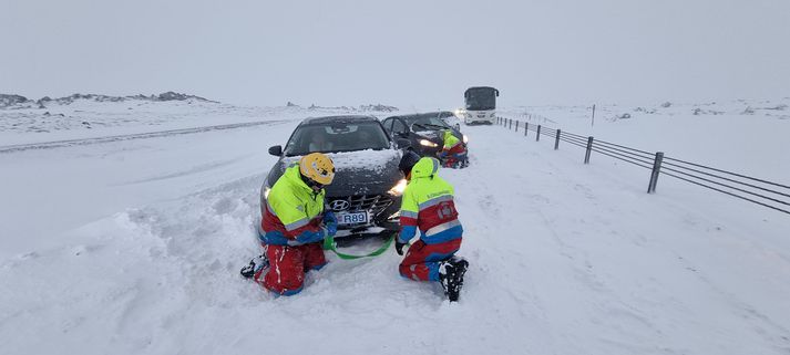 Bílar sitja víða fastir og mörgum helstu vegum á Suðurlandi hefur verið lokað.