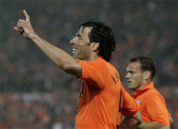 Ruud van Nistelrooy fagnar marki sínu á móti Kamerúnum þann 27. maí síðastliðinn