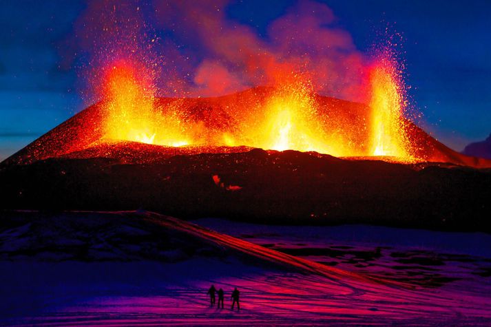 Göngufólk á leiðinni til að bera gosið augum að næturlagi.