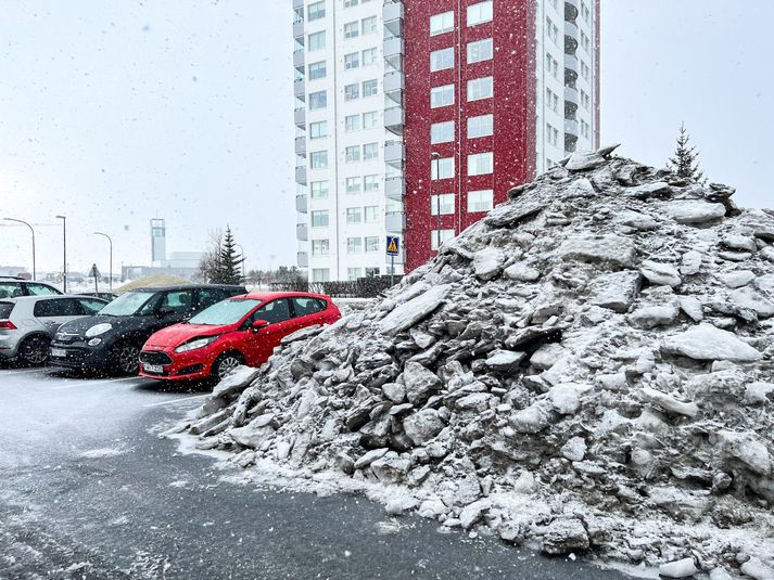 Góry lodu zalegające na jednym z parkingów w Kópavogur.