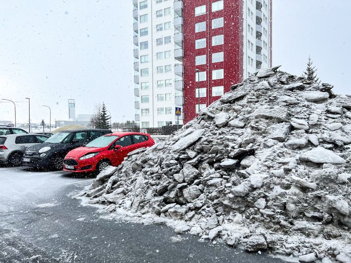 Grútskítug og mikil klakahrúga í Kópavogi en þessa sjón má sjá víða. Á föstudaginn er gert ráð fyrir því hlýnandi veðráttu og rigningu. Þá fer þessi snjóskafl á hreyfingu, allt fer á flot og svo frystir aftur.