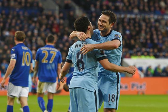 Lampard þakkar Samir Nasri fyrir stoðsendinguna á sig gegn Leicester í gær.