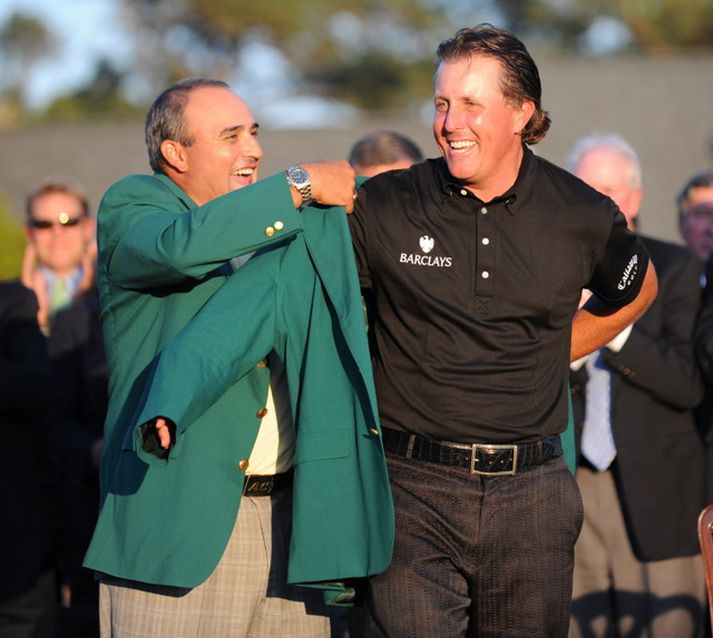 Argentínumaðurinn Angel Cabrera, sem vann Masters í fyrra, læðir hér Mickelson í græna jakkann góða.