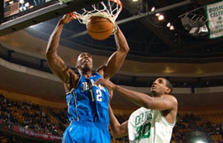 Dwight Howard treður hér í leiknum gegn Boston í nótt, en hann var sýndur beint á NBA TV.