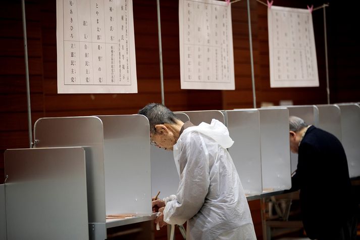 Japanskir kjósendur hættu sér út í rigningu og rok til að greiða atkvæði í þingkosningunum í dag en fellibylurinn Lan geisar nú á nokkrum svæðum í Japan.