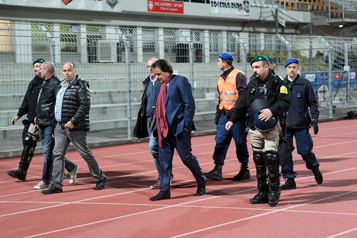 Constantin fær hér fylgd af vellinum eftir að hafa lamið landsliðsþjálfarann fyrrverandi.