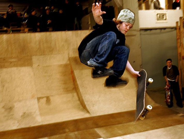 hjólabrettakappi Hjólabrettakappi leikur listir sínar í Reykjavík Skatepark. Stórt mót verður haldið þar í dag.fréttablaðið/vilhelm