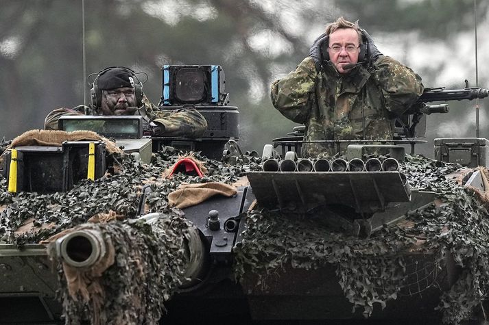 Boris Pistorius, varnarmálaráðherra Þýskalands, um borð í Leopard 2A6 skriðdreka þýska hersins.