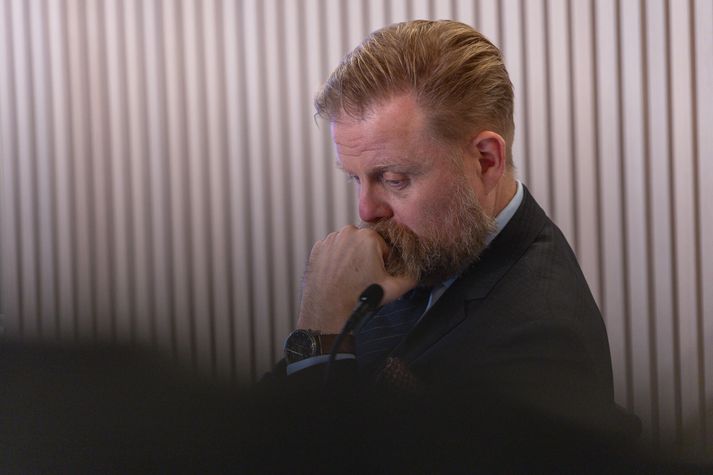 Ásgeir Jónsson seðlabankastjóri en sú framsýna leiðsögn sem birtist í yfirlýsingu peningastefnunefndar í morgun er gjörbreytt frá síðustu vaxtaákvörðun í febrúar. Nefndin segist núna vera tilbúin að herða taumhald peningastefnunnar enn frekar til þess að tryggja hjöðnun verðbólgu að markmiði þótt það gæti hægt enn frekar á efnahagsumsvifum.