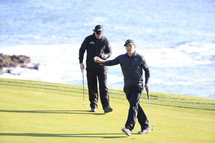 Casey og Mickelson á Pebble Beach í gær.