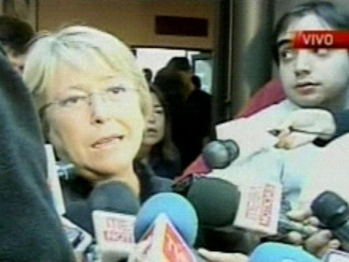 Michelle Bachelet, forseti Chile, ræðir við fréttamenn. Mynd/AP