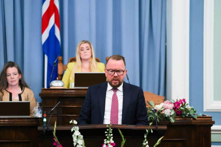Ragnar Þór Ingólfsson, félags- og húsnæðismálaráðherra, fellur frá áformum um að aflétta ráðningarbanni vegna manndráps og alvarlegra líkamsárása í þjónustu við fatlað fólk. Hann vill mæta áhyggjum fatlaðs fólks af öryggi sínu.