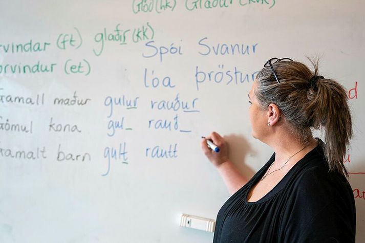 Mælt er með að auka íslenskukennslu fyrir innflytjendur.