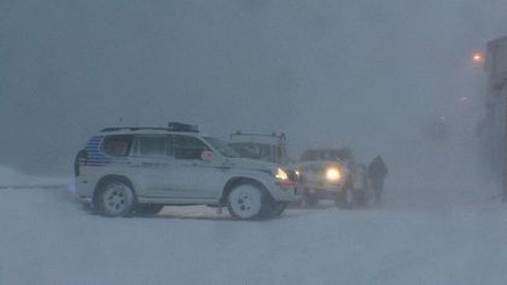 Kalsaveður var á Eyjafjarðarleið um helgina, þar sem bandarískt par hafðist við í pikkföstum Land Rover-jeppa.