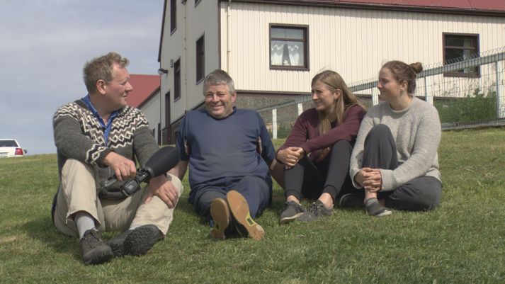 Helgi Steinsson og dæturnar Jónína og Gunnþórunn á Syðri-Bægisá settust niður stutta stund með fréttamanni til að spjalla um heyskapinn.