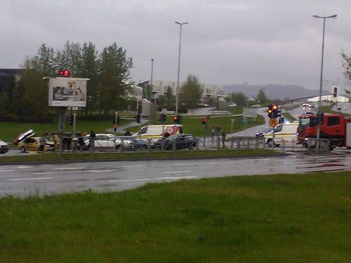 Áreksturinn varð á gatnamótum Suðurlandsbrautar og Kringlumýrarbrautar.