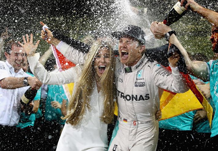 Rosberg fagnar heimsmeistaratitlinum með eiginkonu sinni.