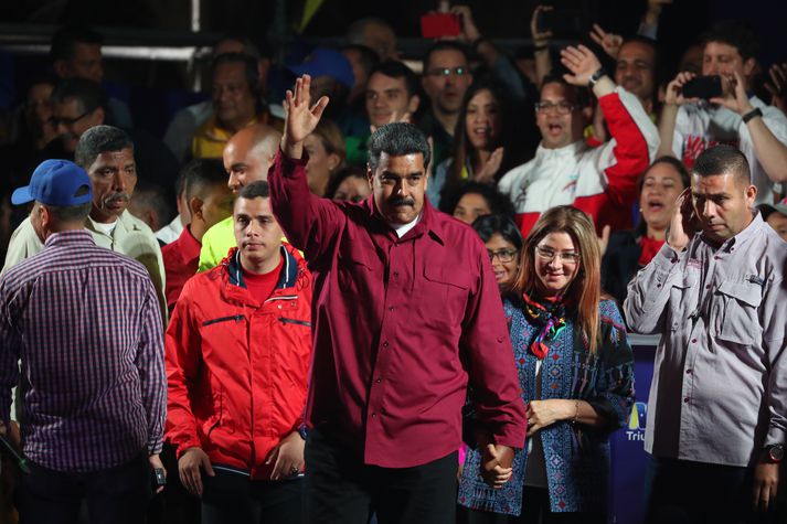 Nicolas Maduro fagnar sigri í kosningunum í nótt.