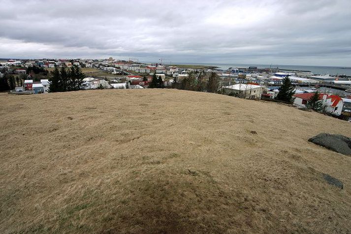 Glæsilegar byggingalóðir eru í túninu við St. Jósefskirkju. Ekki síst verður frábært útsýni úr stórum þakíbúðum. Á innfelldu myndinni sést St. Jósefsskirkja sem kaþólski söfnuðurinn byggði árið 1993.