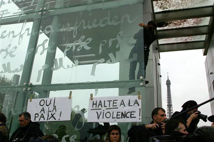 Um 250 manns komu saman nærri Eiffel turninum í París til að mótmæla ofbeldinu að undanförnu.