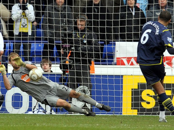 Tom Huddlestone lætur hér Jussi Jaaskelainen verja frá sér vítið.