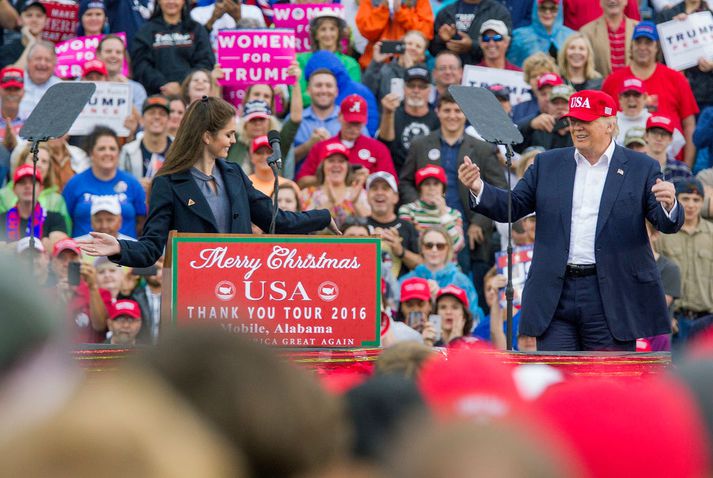 Hope Hicks sést hér við ræðupúltið ásamt Donald Trump.