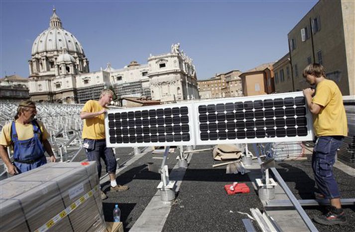 Sólarrafhlöður settar á þak páfagarðs. Péturskirkjan í baksýn.