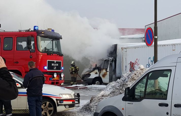 Aö sögn slökkviliðs höfuðborgarsvæðisins gekk slökkvistarf greiðlega.