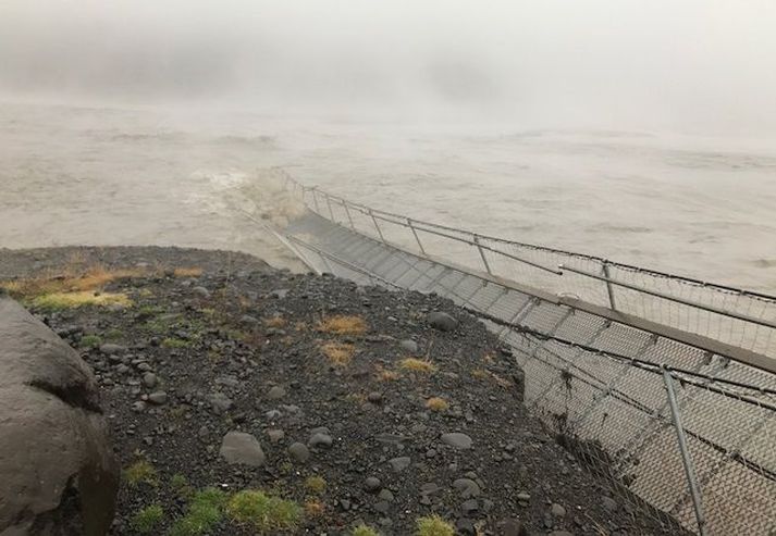 Svona leit göngubrúin yfir Hólmsá á Mýrum út eftir hamfarirnar í gær.