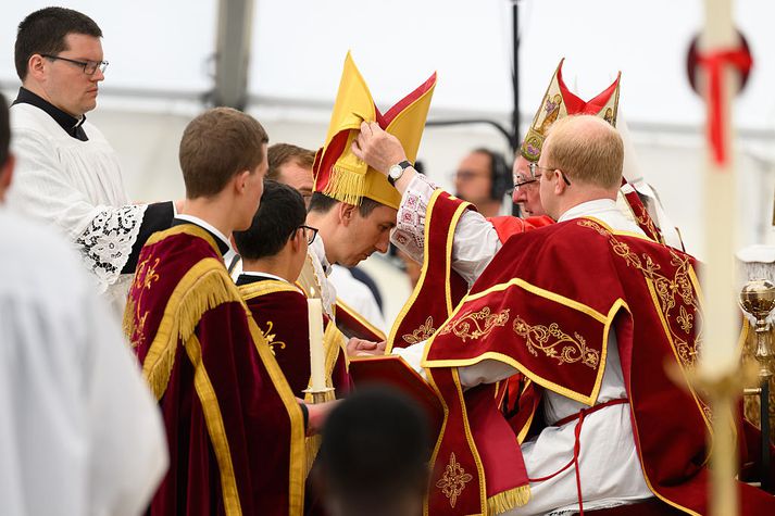 Tveir hinna nýju biskupa koma frá Frakklandi en einn frá Sviss og annar frá Bandaríkjunum. Bræðralagið er sagt njóta nokkurra vinsælda í Kansas.