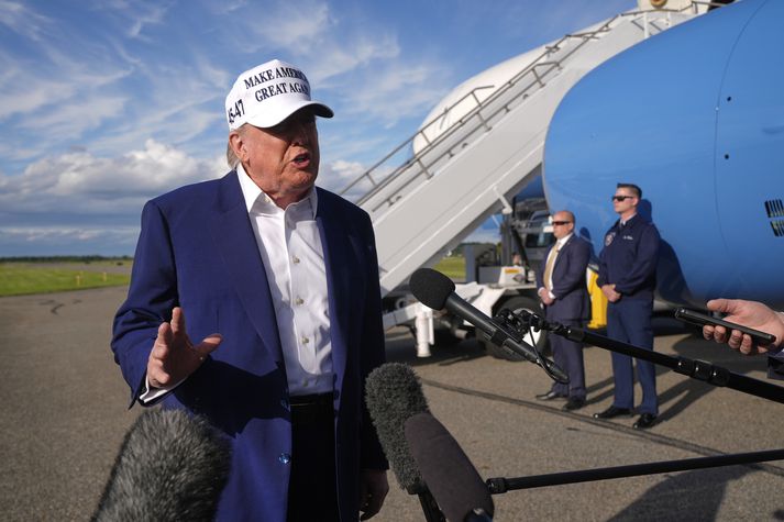 Trump ræddi efni símtalsins við blaðamenn áður en hann steig um borð í forsetaþotuna.