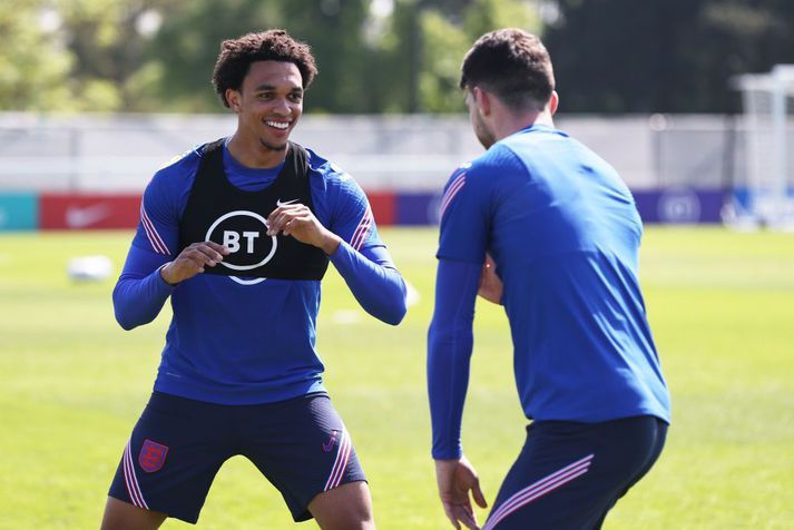 Trent Alexander-Arnold og Declan Rice á æfingu enska landsliðsins.