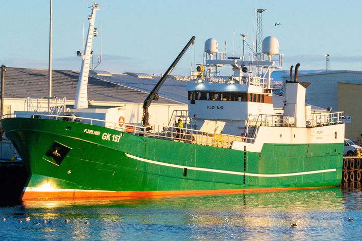 Betur fór en á horfðist í máli eins skipverja á línubátnum Fjölni GK sem greindist með kórónuveiruna í seinni skimun eftir að hafa verið í útlöndum. Niðurstaða mótefnamælingar sýnir að um gamalt smit er að ræða.