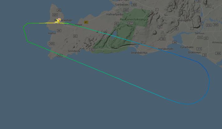 Flugvélin var ekki lengi í loftinu. Hún lenti aftur í Keflavík um hálftíma eftir flugtak. Feril hennar má sjá á meðfylgjandi mynd.