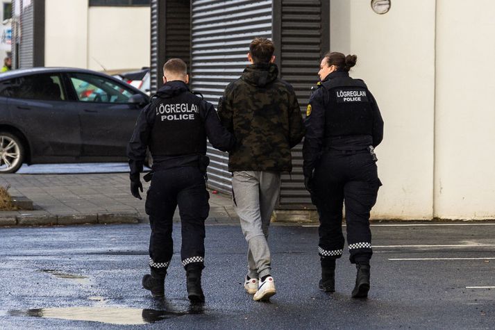 Lögreglan hefur haft í ýmsu að snúast það sem af er viku. Hún handtók meintan þjóf og við leit fundust tvær nautalundir í buxnaskálm viðkomandi. (Þessi tiltekna tengist þeim viðburði ekki.)