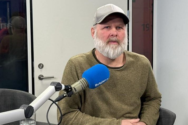 Jóhannes Bjarni er reiður vegna fráfalls bróðursonar síns, Þorleifs Stefáns. 