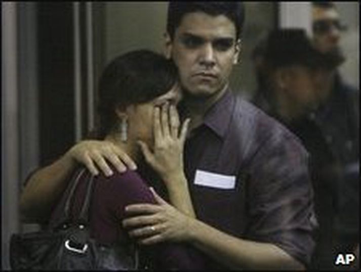 Ættingjar bíða milli vonar og ótta.