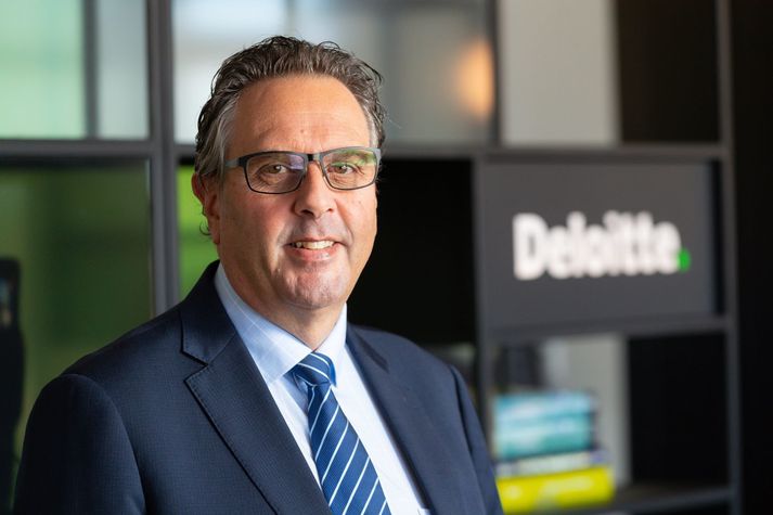 Pétur Steinn Guðmundsson, lögmaður hjá Deloitte Legal og sérfræðingur í skattamálum, segir erfingja ekki í ábyrgðum fyrir skuldir eða ábyrgðir lána ef farið er í opinber skipti. Ef hins vegar er farið í einkaskipti, geta til dæmis ábyrgðir á lánum dúkkað upp mörgum árum eftir andlát ef tiltekið lán fer þá í vanskil. 