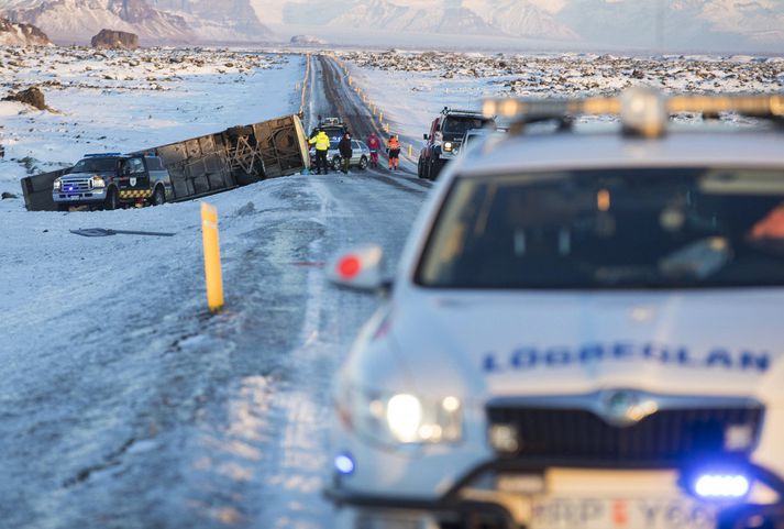 Frá slysstað skammt utan Kirkjubæjarklaustri. Fyrrverandi framkvæmdastjóri Hópferðabíla Akureyrar segir tilefni til að skoða hvort fjölga þurfi ekki ástandsskoðunum atvinnuökutækja hérlendis.