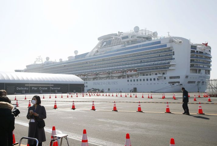 Diamond Princess liggur enn við bryggju í Yokohama.