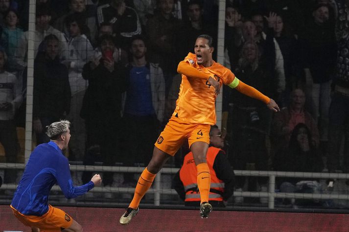 Virgil van Dijk fagnar sigurmarki sínu í Aþenu í gærkvöldi.