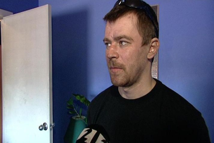 Kamil Lewicki, íbúi við Vesturgötu 27, sagði í fréttum Stöðvar 2 að ef hann hefði vaknað klukkutíma seinna, hefði hann dáið.