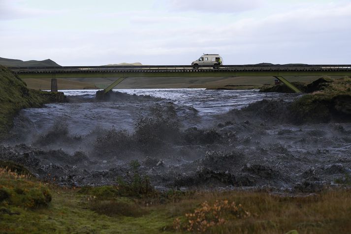 Brúnni yfir Eldvatn hefur verið lokað.