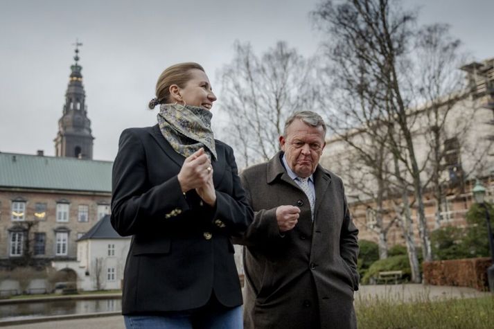 Mette Frederiksen, leiðtogi jafnarðarmanna, (t.v.) og Lars Løkke Rasmussen, leiðtogi Moderaterna, (t.h.) hafa staðið saman í slag við Bandaríkjastjórn vegna Grænlands að undanförnu. Þau keppast nú um hylli kjósenda í kosningum sem fara fram á morgun.