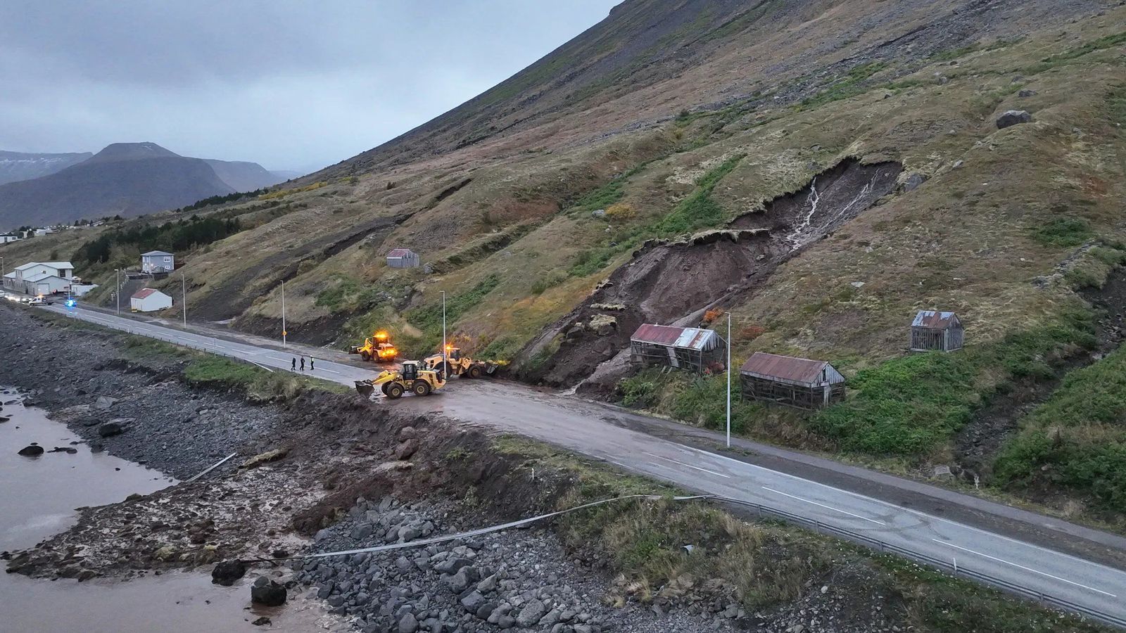 Gul við­vörun eftir stóra skriðu­