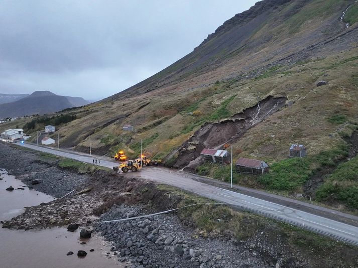 Skriða á Hnífsdalsveg neðan við Eyrarhlíð í gær.