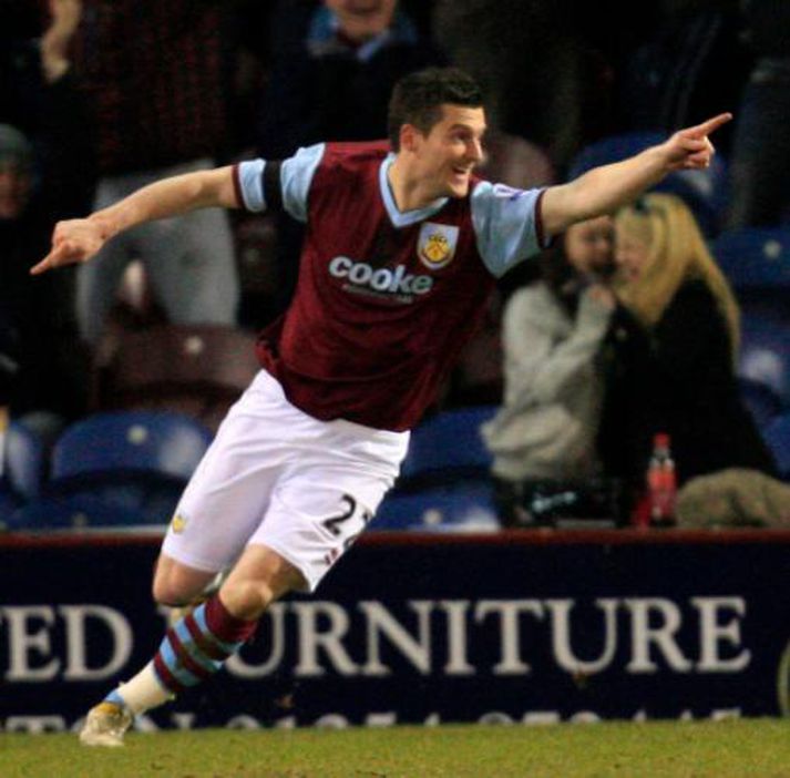 David Nugent fagnar jöfnunarmarkinu enda eru stig sjaldséð hjá Burnley um þessar mundir,